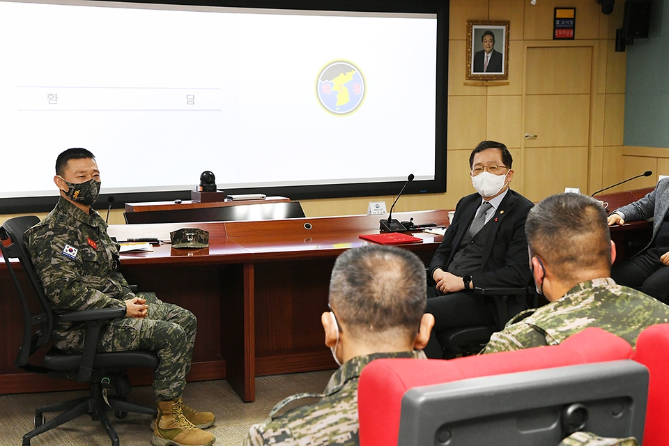 조승환 해양수산부 장관이 16일 경북 포항 해병대 제1사단을 방문해 장병들과 이야기를 나누고 있다. 
