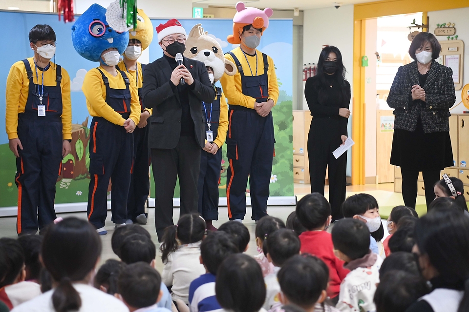 박일준 산업통상자원부 2차관이 19일 세종시 솔비타 어린이집에서 열린 ‘전기안전 뮤지컬 공연’에 참석해 인사말을 하고 있다. 
