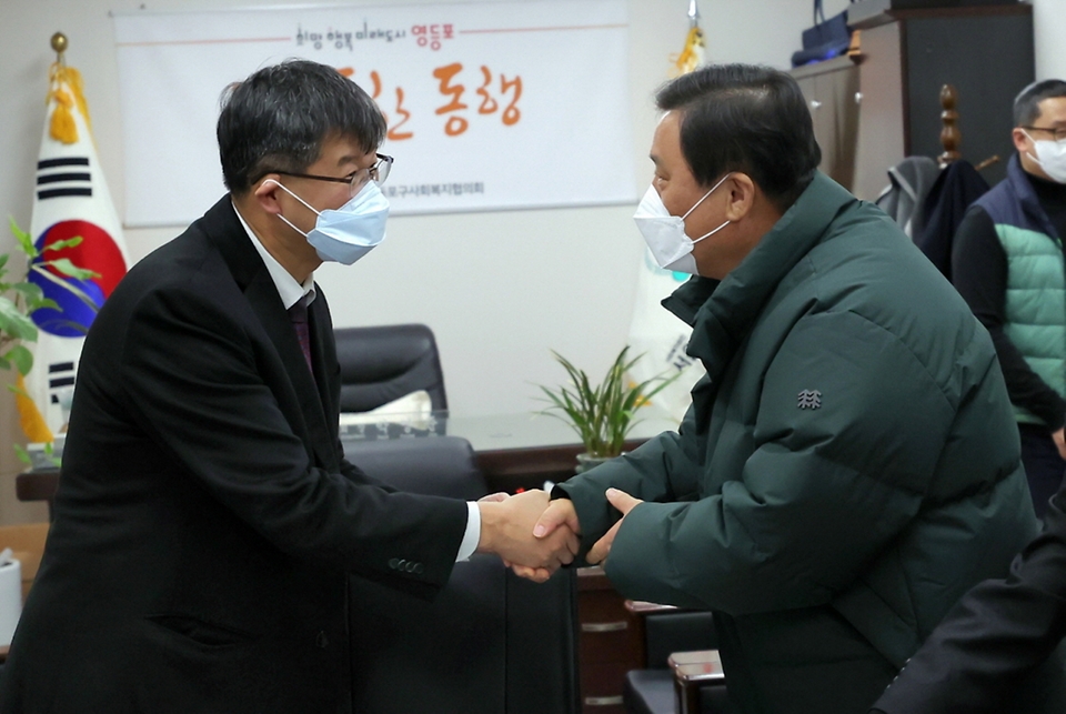 이기일 보건복지부 제1차관이 14일 서울 영등포구 사회복지협의회를 방문해 관계자와 악수를 하고 있다. 