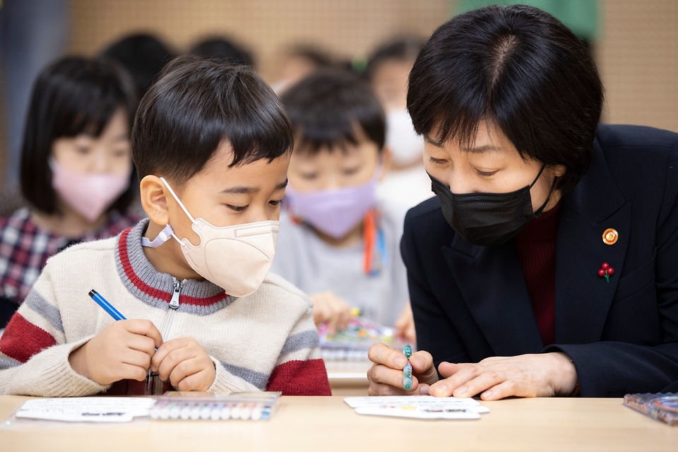 한화진 환경부장관이 19일 오전 세종시 소재 한 어린이집을 방문하여 어린이들의 층간소음 예방 교육에 함께 참여하고 있다.