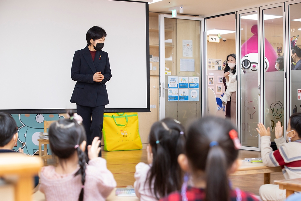 한화진 환경부장관이 19일 오전 세종시 소재 한 어린이집을 방문하여 어린이들의 층간소음 예방 교육에 함께 참여하고 있다.