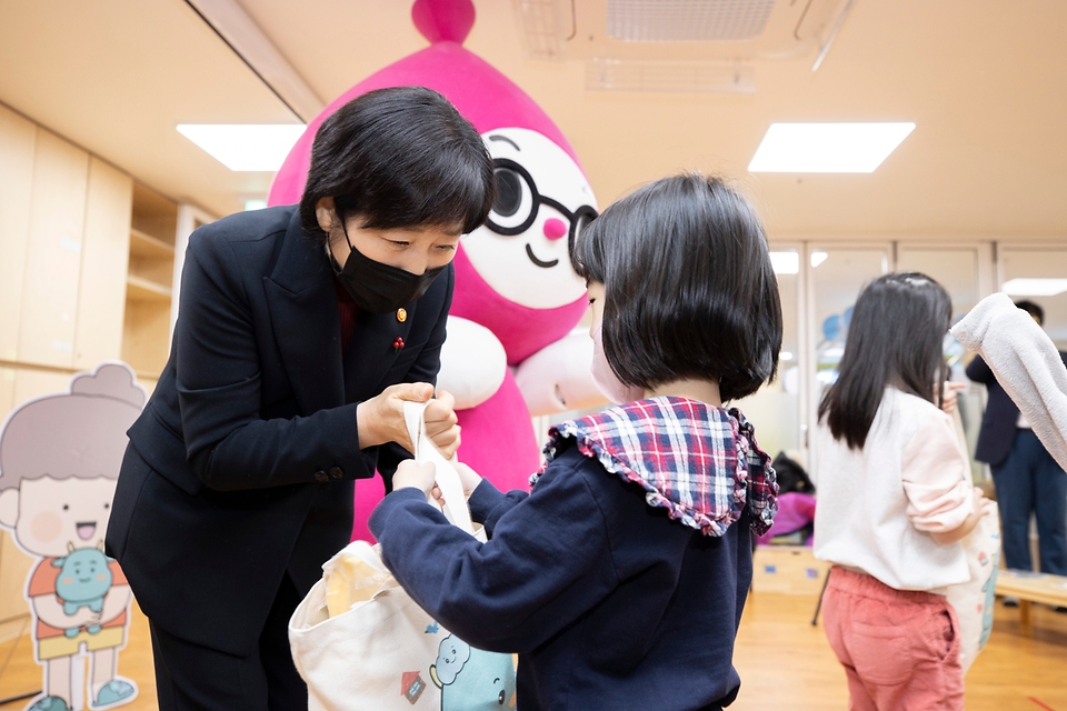 한화진 환경부장관이 19일 오전 세종시 소재 한 어린이집에서 진행하는 층간소음 예방교육에 참여하여 아이들과 함께 층간소음 없는 겨울방학을 보내기 위한 실천 다짐 시간을 갖고, 층간소음 예방 캐릭터(조용이·사뿐이)를 활용한 층간소음 저감 물품을 나눠주고 있다.
