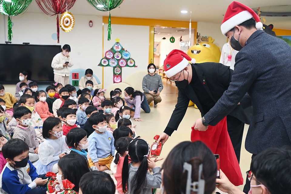 박일준 산업통상자원부 2차관이 19일 세종시 솔비타 어린이집에서 열린 ‘전기안전 뮤지컬 공연’에 참석해 어린이들에게 성탄절 기념 선물을 전달하고 있다.