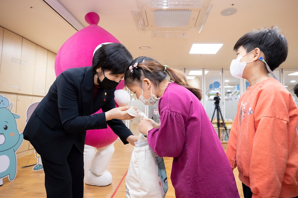 한화진 환경부장관이 19일 오전 세종시 소재 한 어린이집에서 진행하는 층간소음 예방교육에 참여하여 아이들과 함께 층간소음 없는 겨울방학을 보내기 위한 실천 다짐 시간을 갖고, 층간소음 예방 캐릭터(조용이·사뿐이)를 활용한 층간소음 저감 물품을 나눠주고 있다.
