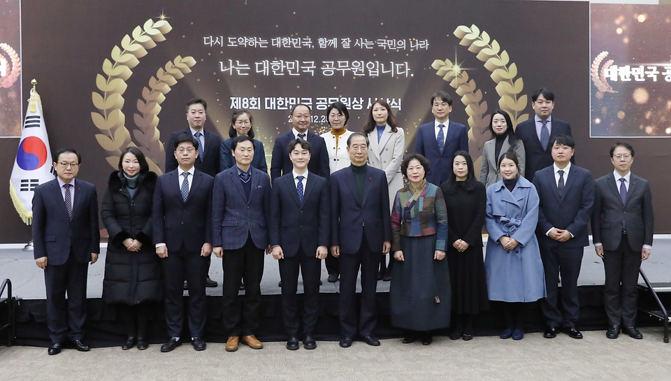 한덕수 국무총리와 김승호 인사혁신처장이 20일 세종시 정부세종컨벤션센터에서 열린 ‘제8회 대한민국 공무원상 시상식’에 참석해 수상자들과 기념촬영을 하고 있다. 