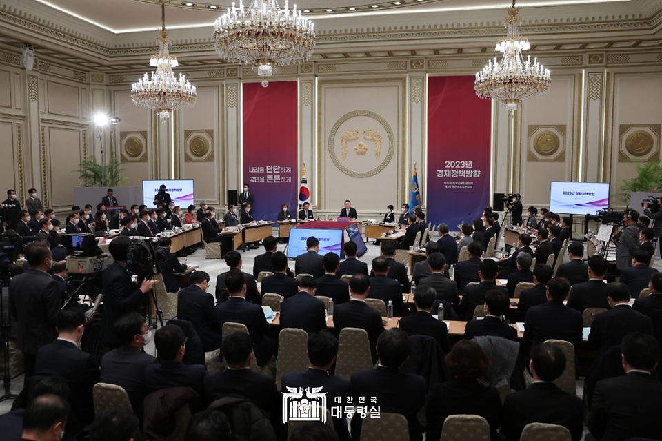 제12차 비상경제민생회의 겸 제1차 국민경제자문회의가 21일 서울 청와대 영빈관에서 진행되고 있다.
