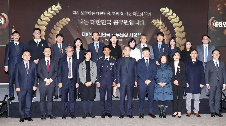 한덕수 국무총리와 김승호 인사혁신처장이 20일 세종시 정부세종컨벤션센터에서 열린 ‘제8회 대한민국 공무원상 시상식’에 참석해 수상자들과 기념촬영을 하고 있다. 