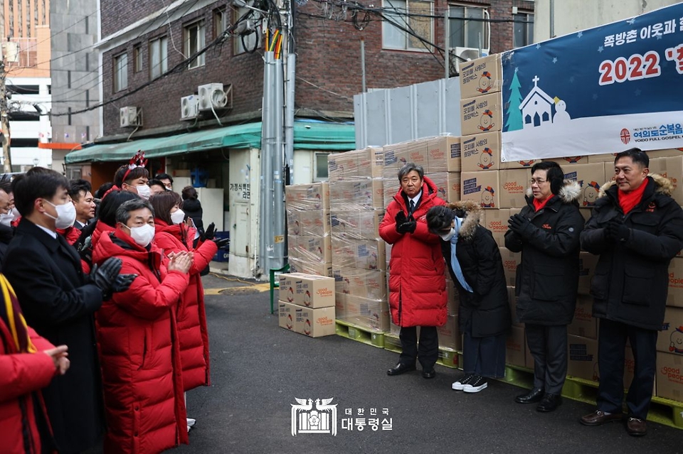 김건희 여사가 22일 ‘2022 찾아가는 성탄절 희망박스 나눔행사’를 위해 서울 용산구 남대문쪽방촌을 찾아 인사를 하고 있다.