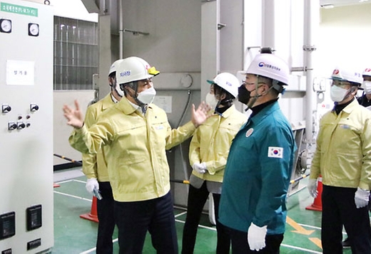 박일준 산업통상자원부 2차관이 22일 서울 성동구 성동변전소를 방문, 겨울철 전력수급 관리상황을 점검하고 있다.