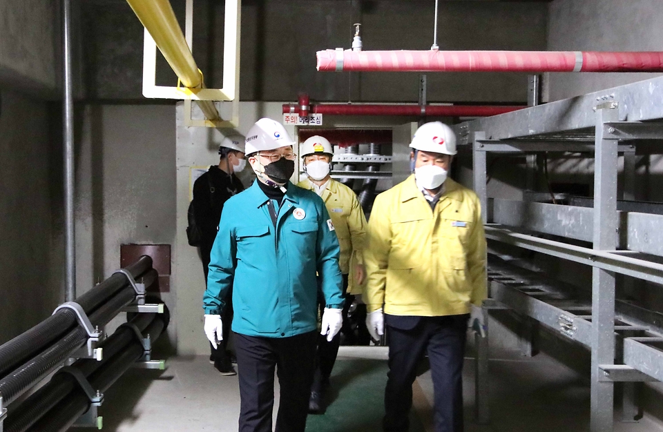 박일준 산업통상자원부 2차관이 22일 서울 성동구 성동변전소를 방문, 겨울철 전력수급 관리상황을 점검하고 있다.