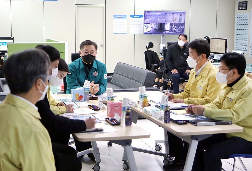 박일준 산업통상자원부 2차관이 22일 서울 성동구 성동변전소를 방문, 겨울철 전력수급 관리상황을 점검한 후 현장 근무자들과 대화를 나누고 있다.