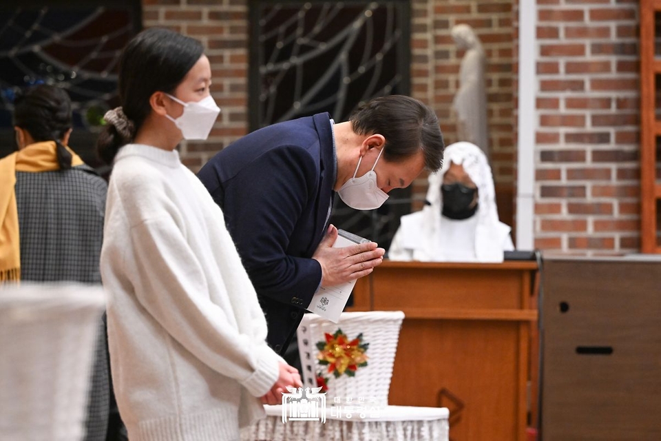 윤석열 대통령이 24일 서울 중구 약현성당에서 열린 ‘주님 성탄 대축일 미사’에 참석해 기도하고 있다. 