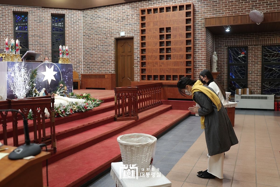 김건희 여사가 24일 서울 중구 약현성당에서 열린 ‘주님 성탄 대축일 미사’에 참석해 기도하고 있다. 