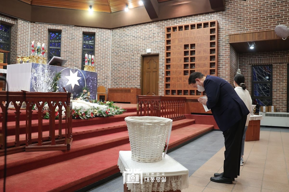 윤석열 대통령이 24일 서울 중구 약현성당에서 열린 ‘주님 성탄 대축일 미사’에 참석해 기도하고 있다. 