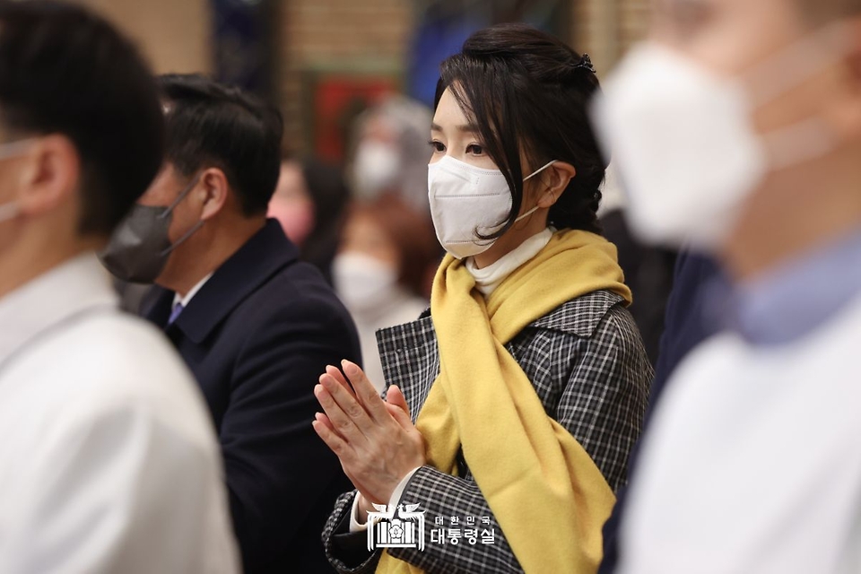 김건희 여사가 24일 서울 중구 약현성당에서 열린 ‘주님 성탄 대축일 미사’에 참석해 기도하고 있다. 