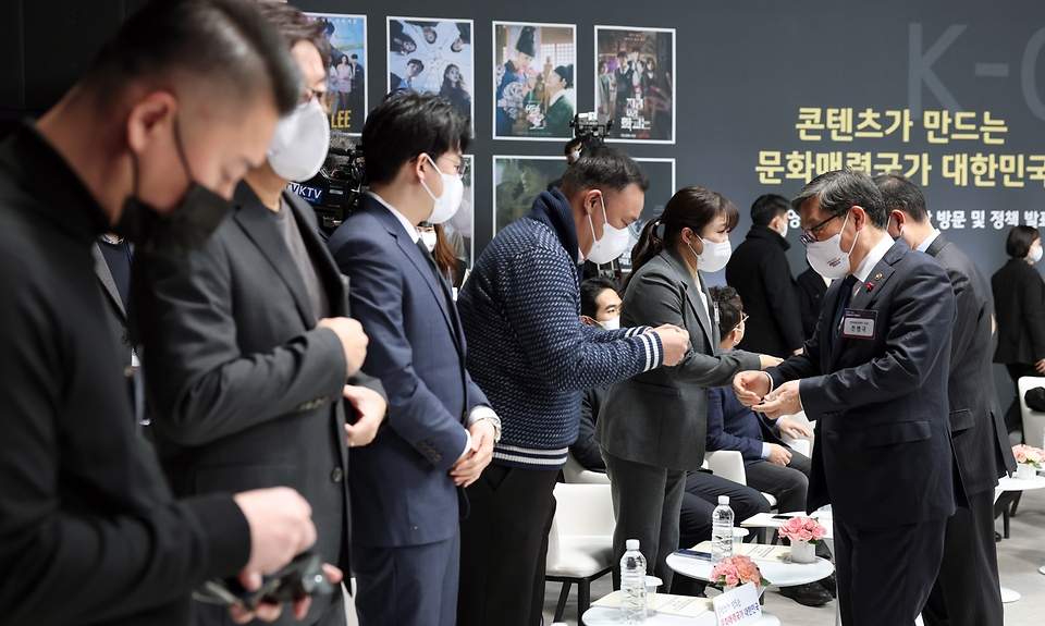 전병극 문화체육관광부 제1차관이 27일 경기도 파주 CJ ENM 스튜디오센터에서 열린 방송영상콘텐츠 제작 현장 방문 및 정책 발표에서 참석자와 인사를 나누고 있다.