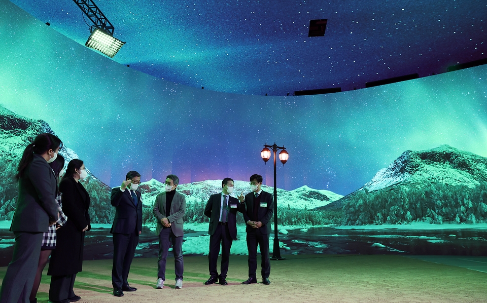 전병극 문화체육관광부 제1차관이 27일 경기도 파주 CJ ENM 스튜디오센터에서 열린 방송영상콘텐츠 제작 현장 방문 및 정책 발표에서 버추얼 스튜디오를 둘러보고 있다.
