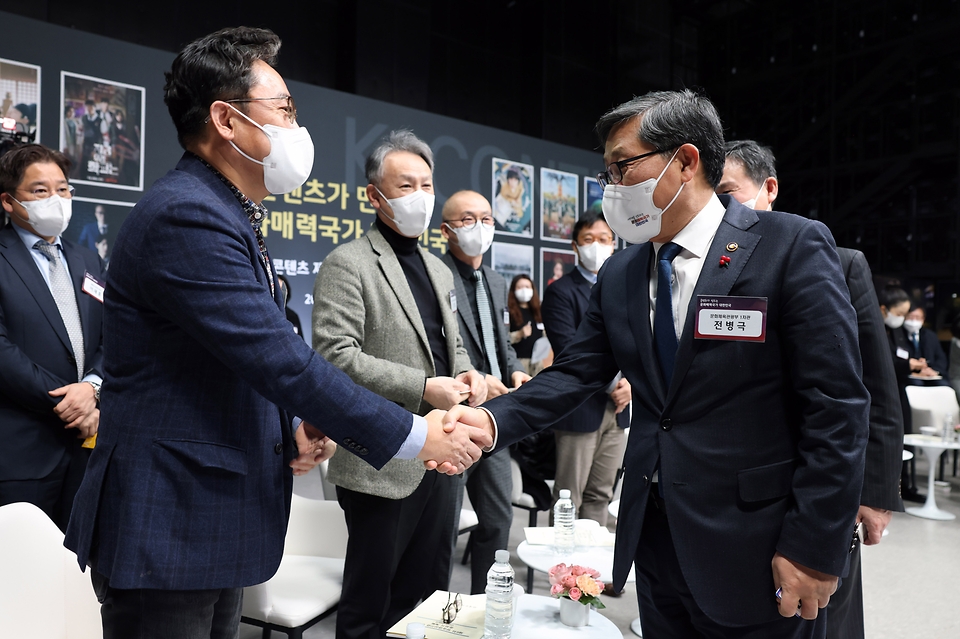 전병극 문화체육관광부 제1차관이 27일 경기도 파주 CJ ENM 스튜디오센터에서 열린 방송영상콘텐츠 제작 현장 방문 및 정책 발표에서 참석자와 인사를 나누고 있다.