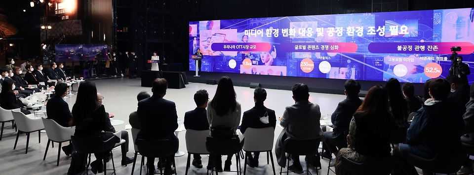 전병극 문화체육관광부 제1차관이 27일 경기도 파주 CJ ENM 스튜디오센터에서 열린 방송영상콘텐츠 제작 현장 방문 및 정책 발표에서 제6차 방송영상산업 진흥 중장기계획을 발표하고 있다.
