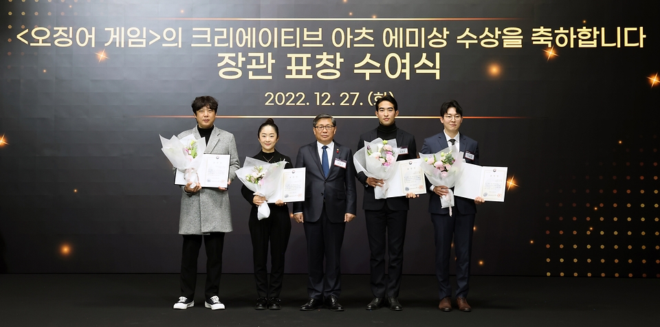 전병극 문화체육관광부 제1차관이 27일 경기도 파주 CJ ENM 스튜디오센터에서 열린 방송영상콘텐츠 제작 현장 방문 및 정책 발표에서 장관 표창 수상자와 기념촬영을 하고 있다.
