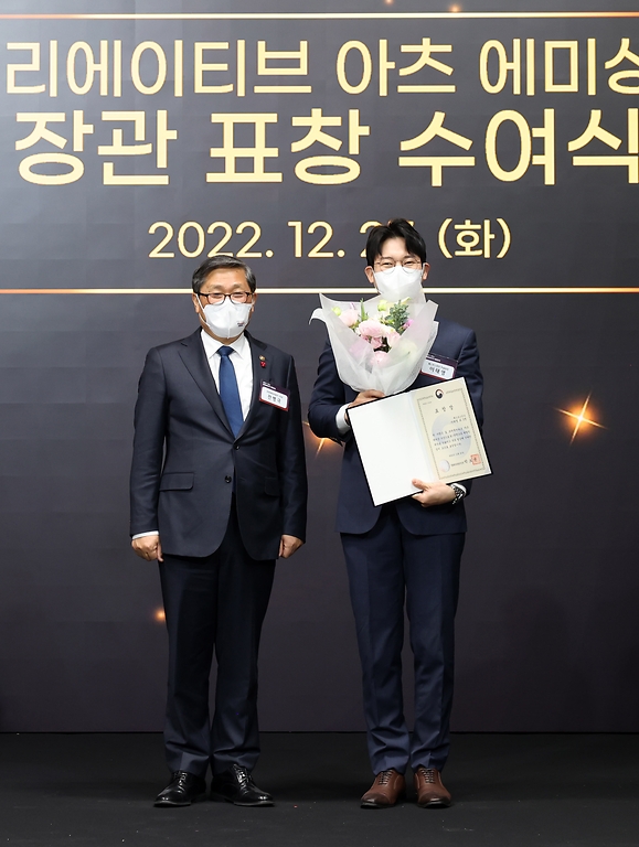 전병극 문화체육관광부 제1차관이 27일 경기도 파주 CJ ENM 스튜디오센터에서 열린 방송영상콘텐츠 제작 현장 방문 및 정책 발표에서 크리에이티브 아츠 에미상 스턴트상을 수상한 이태영 베스트 스턴트 무술팀장에게 장관 표창을 수여한 뒤 기념촬영을 하고 있다.