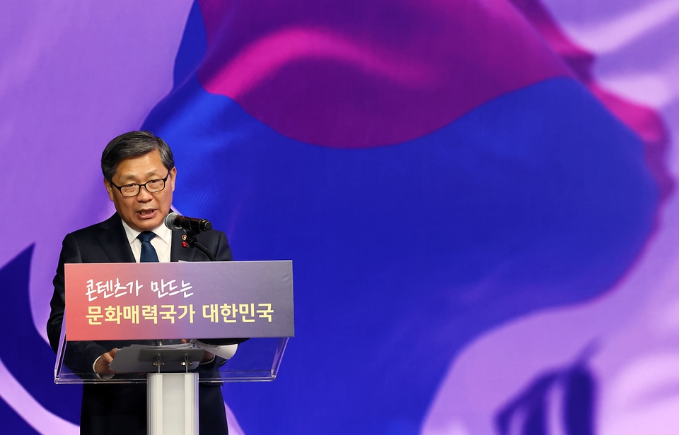 전병극 문화체육관광부 제1차관이 27일 경기도 파주 CJ ENM 스튜디오센터에서 열린 방송영상콘텐츠 제작 현장 방문 및 정책 발표에서 제6차 방송영상산업 진흥 중장기계획을 발표하고 있다.