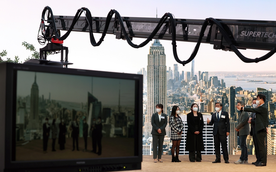 전병극 문화체육관광부 제1차관이 27일 경기도 파주 CJ ENM 스튜디오센터에서 열린 방송영상콘텐츠 제작 현장 방문 및 정책 발표에서 버추얼 스튜디오를 둘러보고 있다.