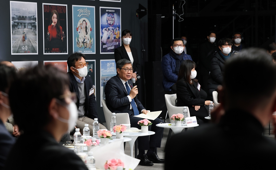 전병극 문화체육관광부 제1차관이 27일 경기도 파주 CJ ENM 스튜디오센터에서 열린 방송영상콘텐츠 제작 현장 방문 및 정책 발표에서 제6차 방송영상산업 진흥 중장기계획을 발표한 뒤 현장 관계자들과 간담회를 갖고 있다.