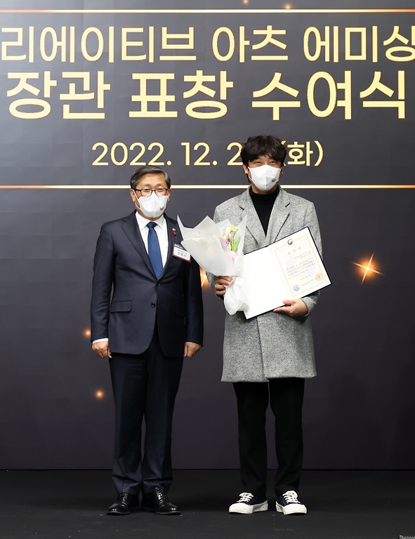 전병극 문화체육관광부 제1차관이 27일 경기도 파주 CJ ENM 스튜디오센터에서 열린 방송영상콘텐츠 제작 현장 방문 및 정책 발표에서 크리에이티브 아츠 에미상 시각효과상을 수상한 정재훈 걸리버 스튜디오 대표에게 장관 표창을 수여한 뒤 기념촬영을 하고 있다.