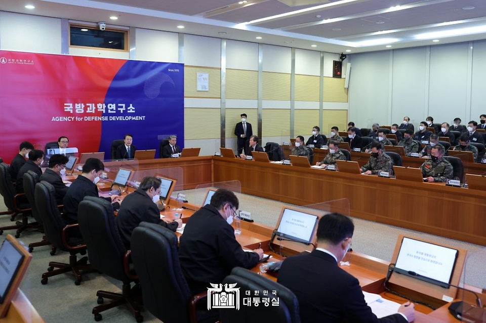 윤석열 대통령이 29일 대전 유성구 국방과학연구소(ADD)를 방문해 무기 체계 개발 현황 보고를 받고 있다. 