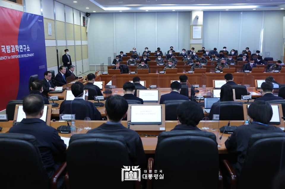 윤석열 대통령이 29일 대전 유성구 국방과학연구소(ADD)를 방문해 무기 체계 개발 현황 보고를 받고 있다. 