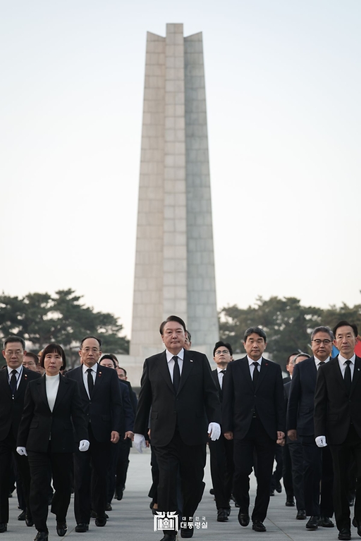 윤석열 대통령이 계묘년 새해 첫날인 1일 서울 동작구 국립서울현충원을 찾아 참배한 뒤 이동하고 있다.