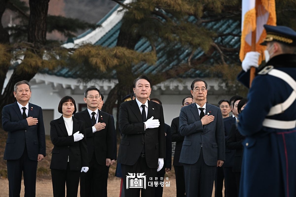 윤석열 대통령이 계묘년 새해 첫날인 1일 서울 동작구 국립서울현충원을 찾아 참배에 앞서 국기에 대한 경례를 하고 있다.