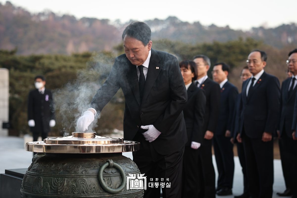 윤석열 대통령이 계묘년 새해 첫날인 1일 서울 동작구 국립서울현충원을 찾아 분향하고 있다.