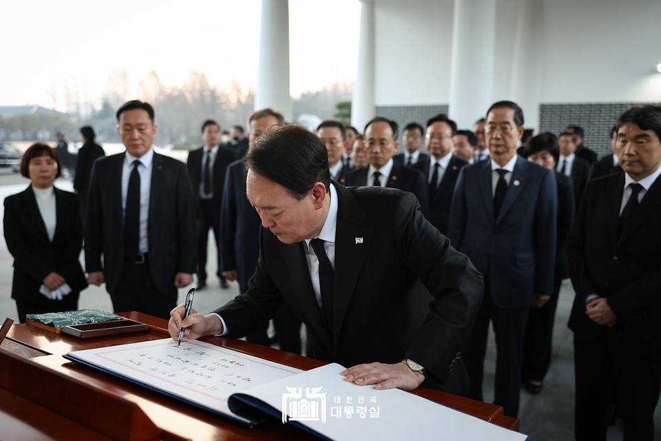 윤석열 대통령이 계묘년 새해 첫날인 1일 서울 동작구 국립서울현충원을 찾아 참배한 뒤 방명록을 작성하고 있다.