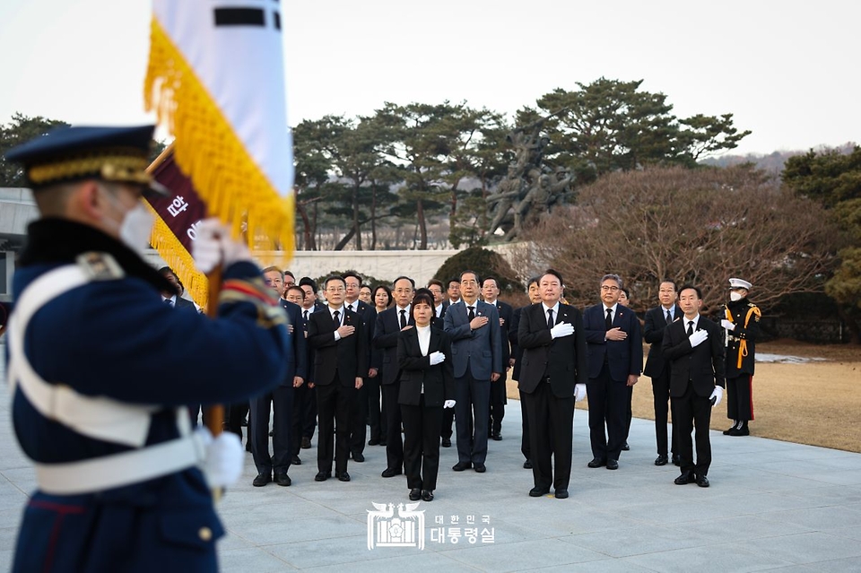 윤석열 대통령이 계묘년 새해 첫날인 1일 서울 동작구 국립서울현충원을 찾아 참배한 뒤 국기에 대한 경례를 하고 있다.