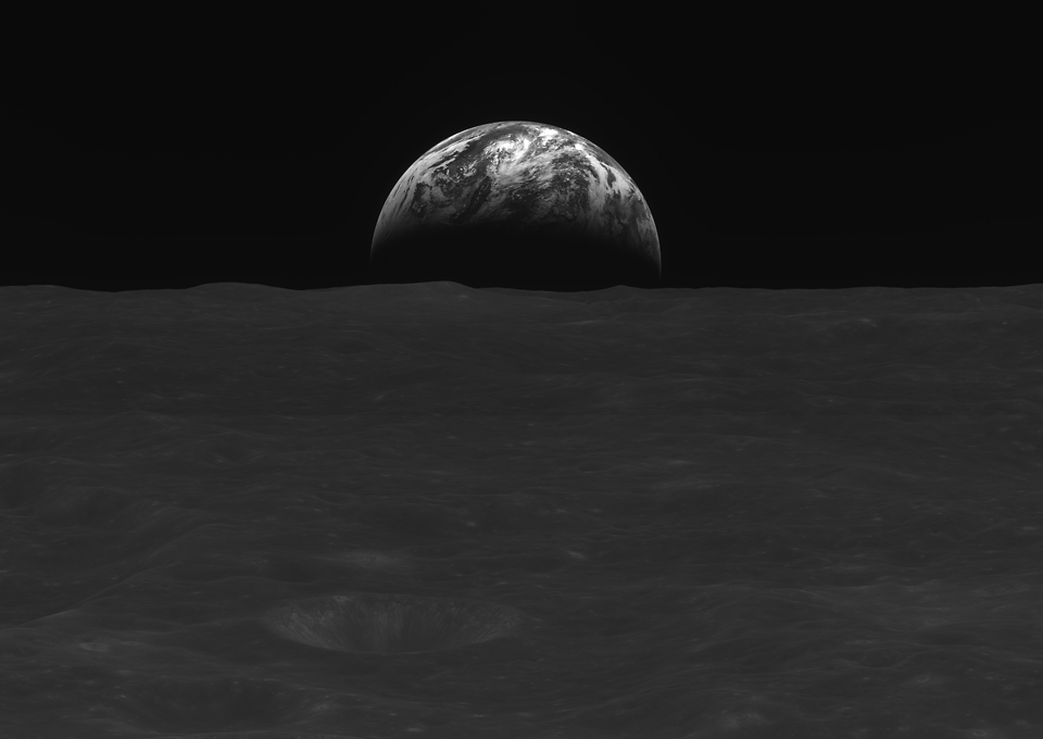 2022년 12월 31일 다누리가 달 상공 119km에서 촬영한 지구와 달 표면. (출처=한국항공우주연구원)