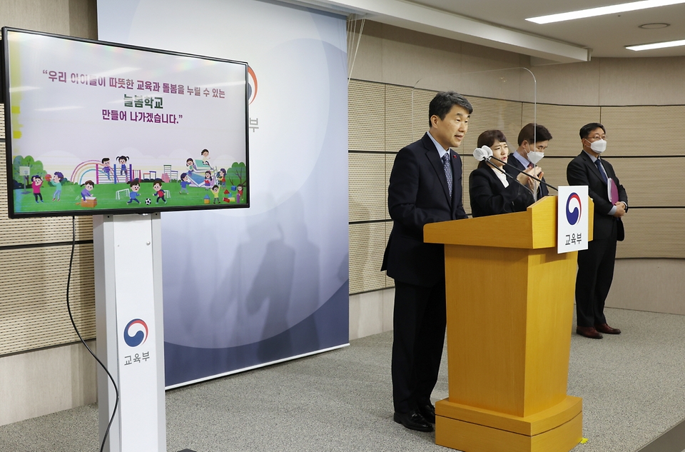 이주호 부총리 겸 교육부 장관이 9일 오후 세종시 정부세종청사에서 교육 돌봄 국가책임 강화를 위해 2025년부터 전국에 방과 후 교육 활동 내실화 및 돌봄 질을 제고하는 내용의 늘봄학교 추진방안을 발표하고 있다. 