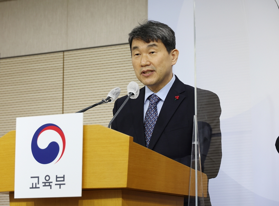 이주호 부총리 겸 교육부 장관이 9일 오후 세종시 정부세종청사에서 교육과 돌봄에 대한 국가책임을 강화하는 것을 골자로 하는 늘봄학교 추진방안을 발표하고 있다.