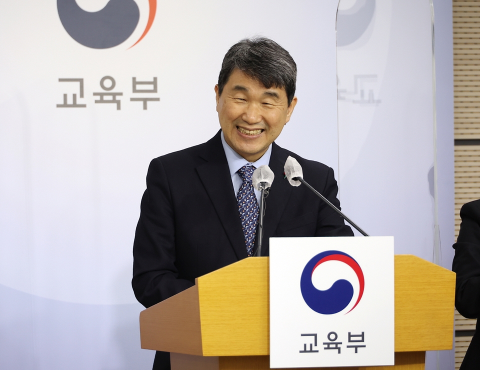 이주호 부총리 겸 교육부 장관이 9일 오후 세종시 정부세종청사에서 교육 돌봄 국가책임 강화를 위해 2025년부터 전국에 방과 후 교육 활동 내실화 및 돌봄 질을 제고하는 내용의 늘봄학교 추진방안을 발표하고 있다.