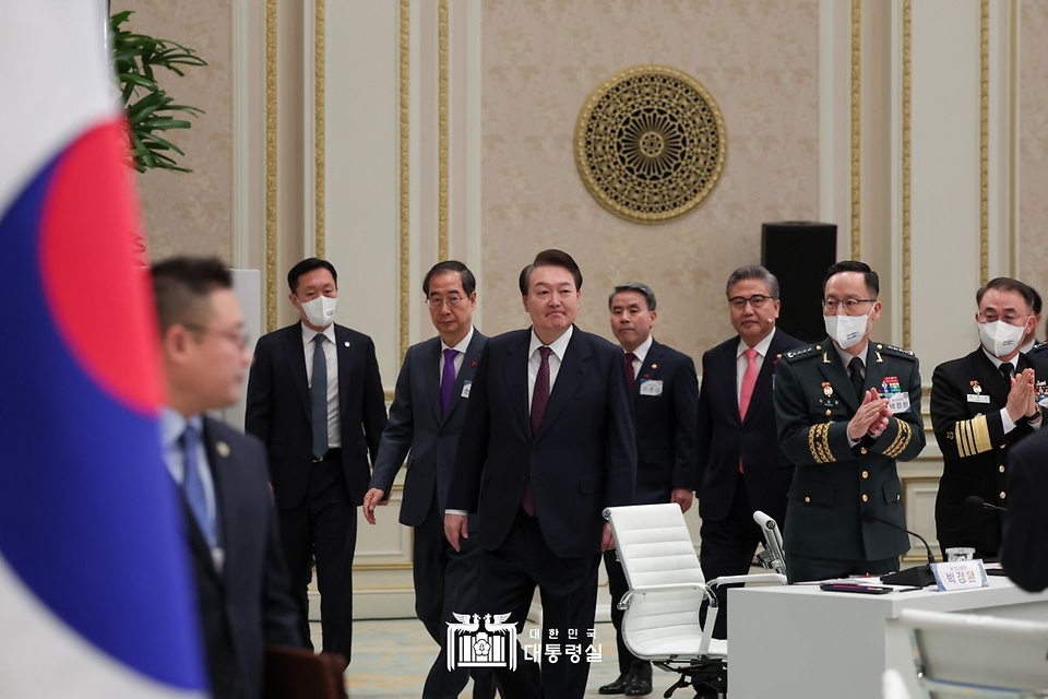 윤석열 대통령이 11일 청와대 영빈관에서 열린 2023 외교부·국방부 업무보고에 입장하고 있다.