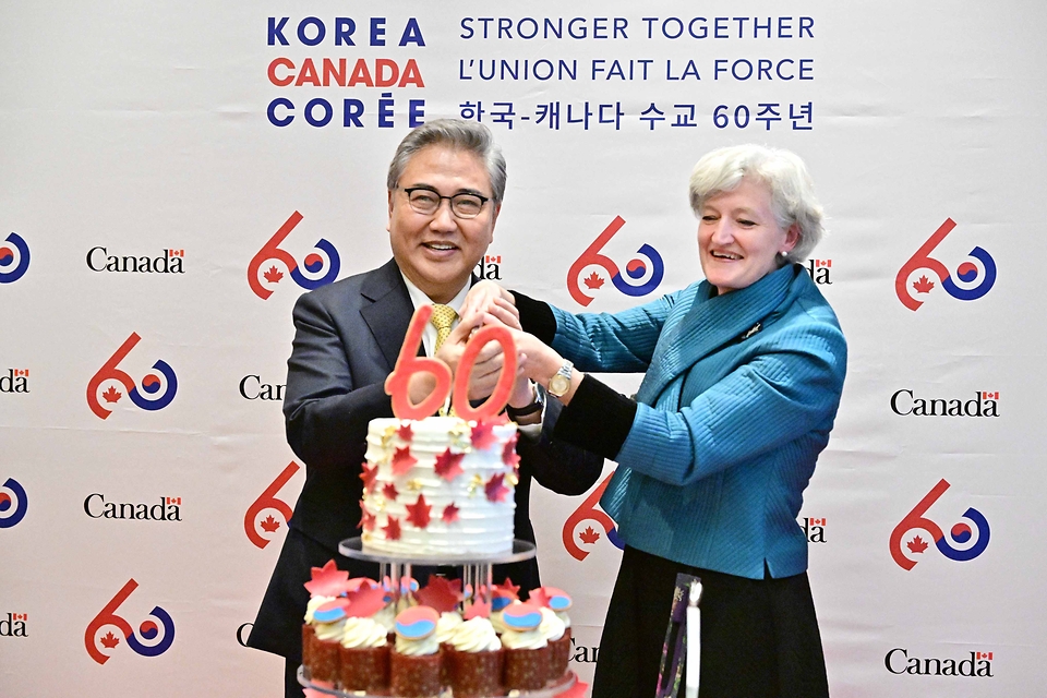 박진 외교부 장관이 12일 서울 중구 주한캐나다대사관에서 열린 ‘한국-캐나다 수교 60주년 기념 리셉션’에서 타마라 모휘니 주한 캐나다 대사대리와 함께 케이크 커팅을 하고 있다.