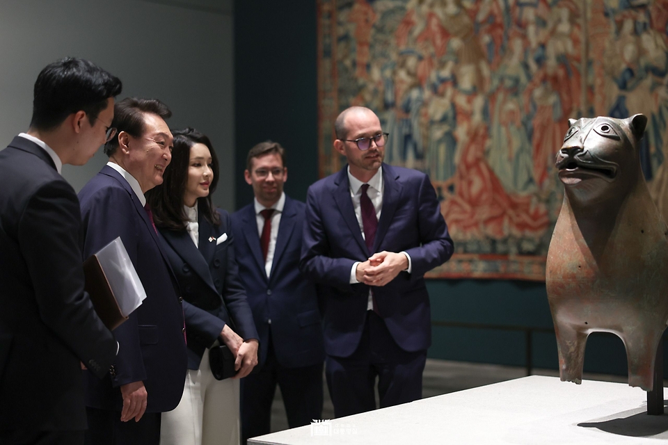 윤석열 대통령과 김건희 여사가 16일(현지시간) 아랍에미리트 아부다비에 위치한 프랑스 루브르 박물관의 별관 ‘루브르 아부다비’를 방문해 소장 미술품을 관람하고 있다.