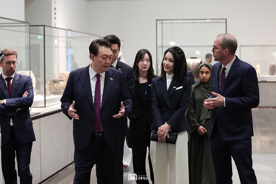 윤석열 대통령과 김건희 여사가 16일(현지시간) 아랍에미리트 아부다비에 위치한 프랑스 루브르 박물관의 별관 ‘루브르 아부다비’를 관람하며 대화하고 있다.