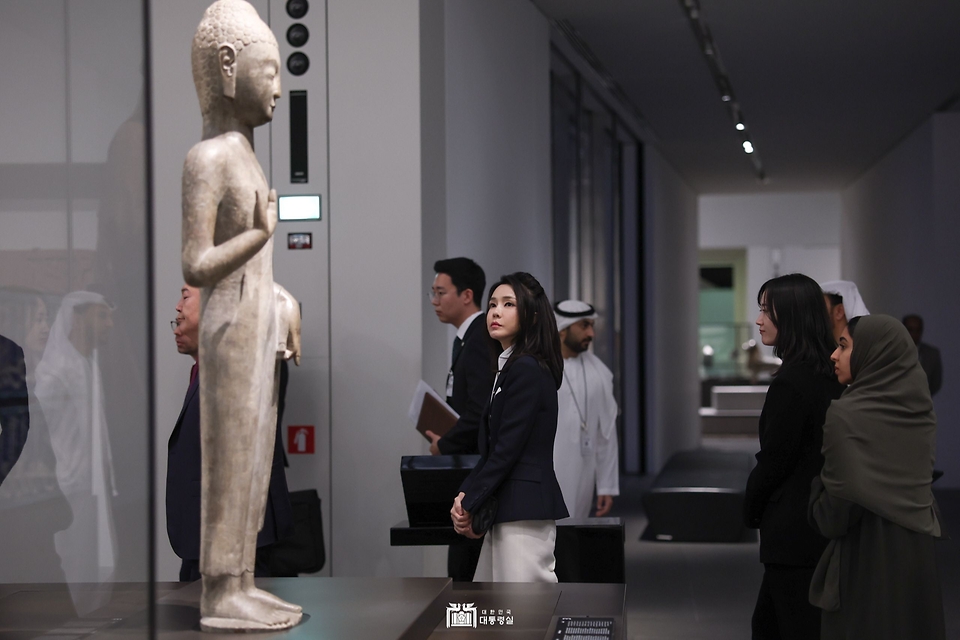 김건희 여사가 16일(현지시간) 아랍에미리트 아부다비에 위치한 프랑스 루브르 박물관의 별관 ‘루브르 아부다비’를 방문해 소장 미술품을 관람하고 있다.
