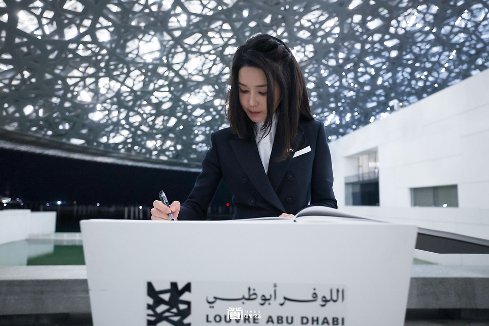 김건희 여사가 16일(현지시간) 아랍에미리트 아부다비에 위치한 프랑스 루브르 박물관의 별관 ‘루브르 아부다비’를 방문해 방명록을 작성하고 있다.