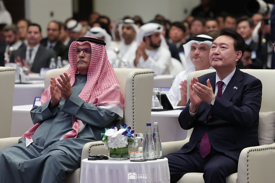 윤석열 대통령이 16일(현지시간) 아랍에미리트 아부다비 릭소스 마리나 호텔에서 열린 한-UAE 비즈니스 포럼에서 박수치고 있다.