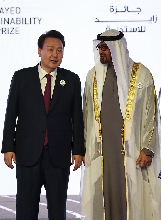 윤석열 대통령이 16일(현지시간) 아랍에미리트 아부다비 국립전시센터(ADNEC)에서 열린 ‘아부다비 지속가능성 주간 개막식’에서 모하메드 빈 자이드 알 나흐얀 UAE 대통령과 대화하고 있다.