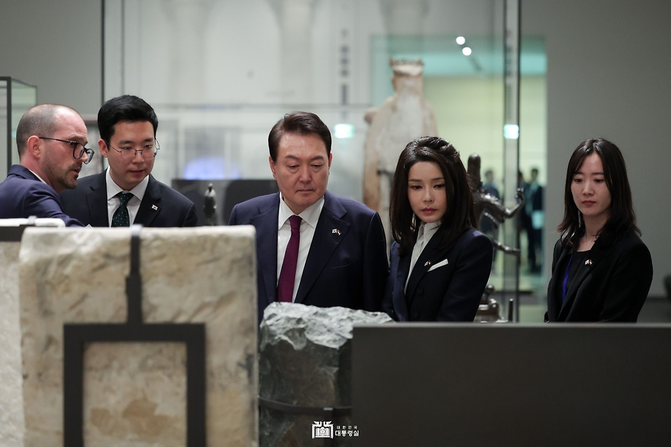 윤석열 대통령과 김건희 여사가 16일(현지시간) 아랍에미리트 아부다비에 위치한 프랑스 루브르 박물관의 별관 ‘루브르 아부다비’를 관람하며 관계자로부터 설명을 듣고 있다.
