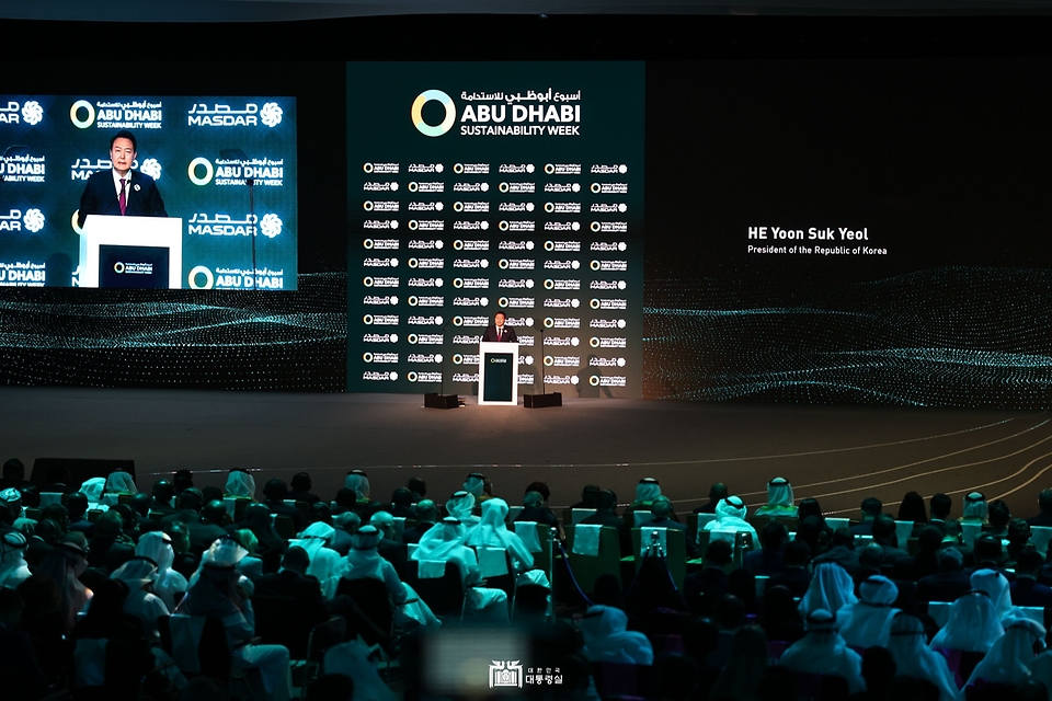 윤석열 대통령이 16일(현지시간) 아랍에미리트 아부다비 국립전시센터(ADNEC)에서 열린 ‘아부다비 지속가능성 주간 개막식’에서 기조연설을 하고 있다.